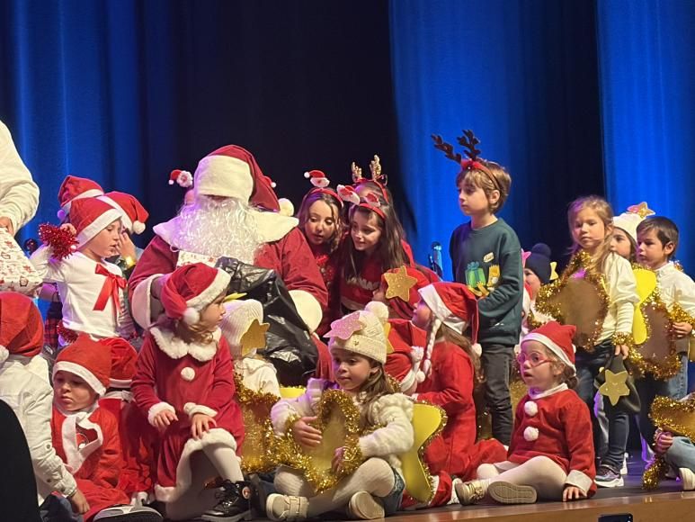 Presidente da Junta de Freguesia da Madalena marcar presen&ccedil;as nas Festas de Natal da Pr&eacute;-Escolar e 1.&ordm; Ciclo
