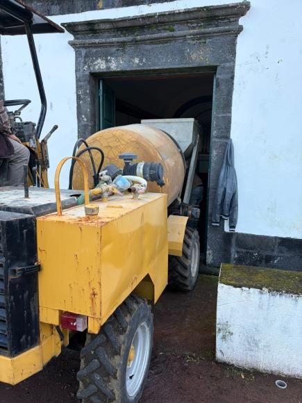 Substitui&ccedil;&atilde;o do Pavimento na Ermida das Almas em curso