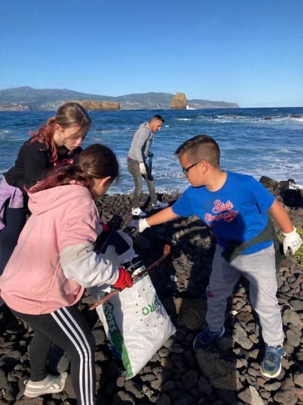Ação de Limpeza da Orla Costeira da Areia Larga - Um Compromisso com o Ambiente 